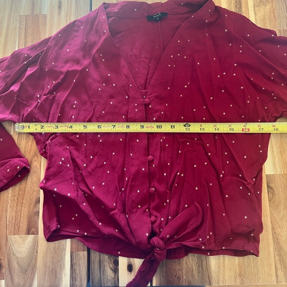 Like New Rails Red Sloane Cropped Tie Front Blouse In Rouge Gradient Stars Small - Picture 5 of 5